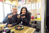 禤生帶路，與女兒 Stephanie 在黑門市場的肉星歎松阪牛壽司。（劉景茵攝）