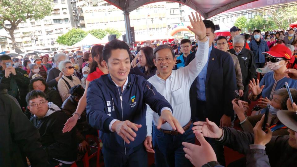 捷運環狀線北環段開工動土典禮，市議員陳政忠陪同市長蔣萬安到會場，受到多達2500位鄉親熱烈歡迎，也是捷運史上最熱鬧的紀錄。(記者張欽攝影)