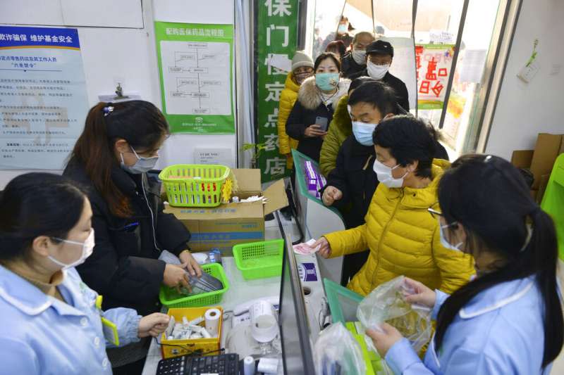 武漢肺炎疫情肆虐，南京市4日晚間發布公告全面實行「小區封閉管理」。圖為南京民眾正在搶購口罩。（美聯社）