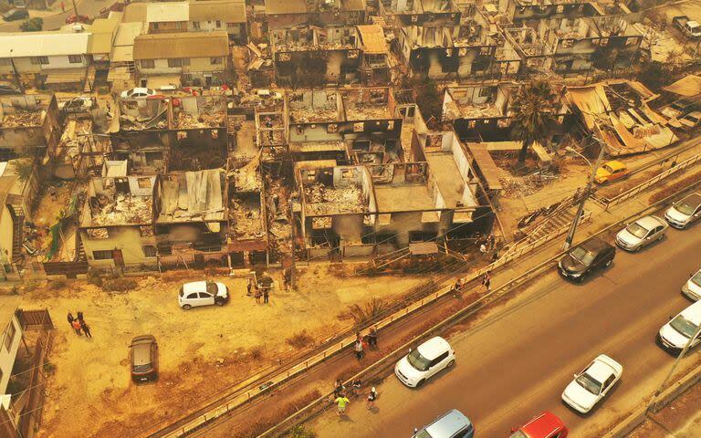 Vista aérea de las casas quemadas tras un incendio que afectó los cerros de Quilpe, en Viña del Mar