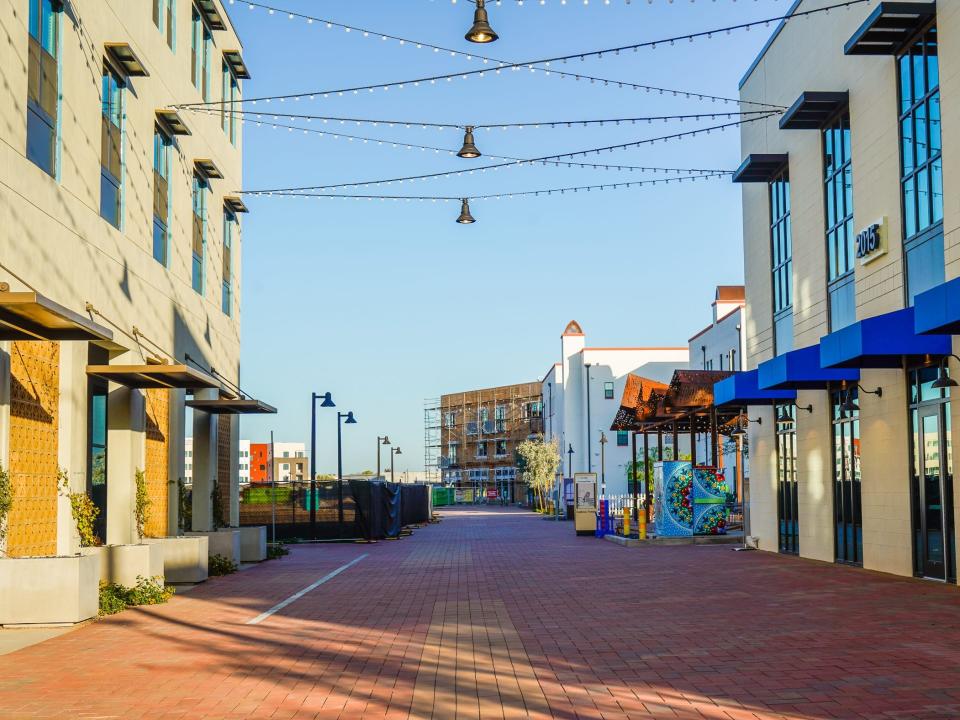 Culdesac Tempe: a red brick road lined with white buildings