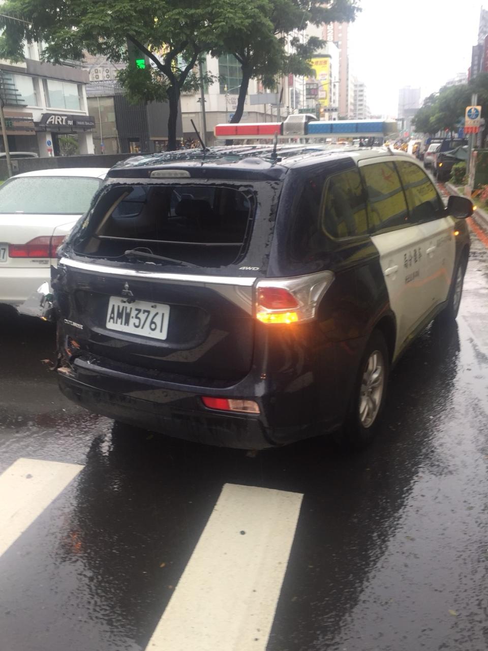 ▲天雨路滑煞車不及，大貨前車頭追撞上苓雅分局巡邏車。（圖／記者郭凱杰翻攝 , 2018.08.30)