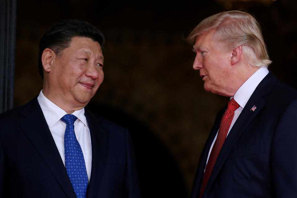 U.S. President Donald Trump welcomes Chinese President Xi Jinping at Mar-a-Lago state in Palm Beach, Florida, U.S., April 6, 2017. REUTERS/Carlos Barria