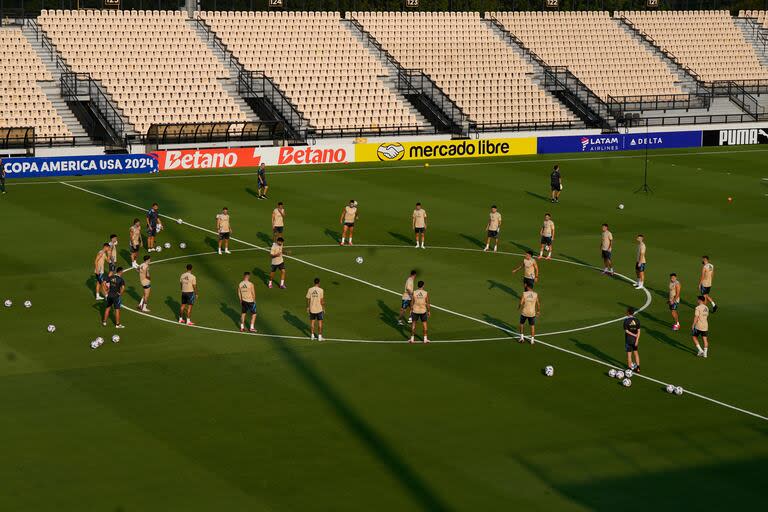 La Argentina se entrena en el Fifth Third Bank Stadium; de fondo, la publicidad de la casa de apuestas Betano, sponsor de la AFA y de la Conmebol