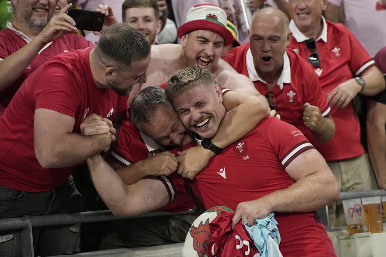 Los brazos de los hinchas buscan a Aaron Wainwright; Gales gozó con un histórico 40-6 sobre Australia en Lyon