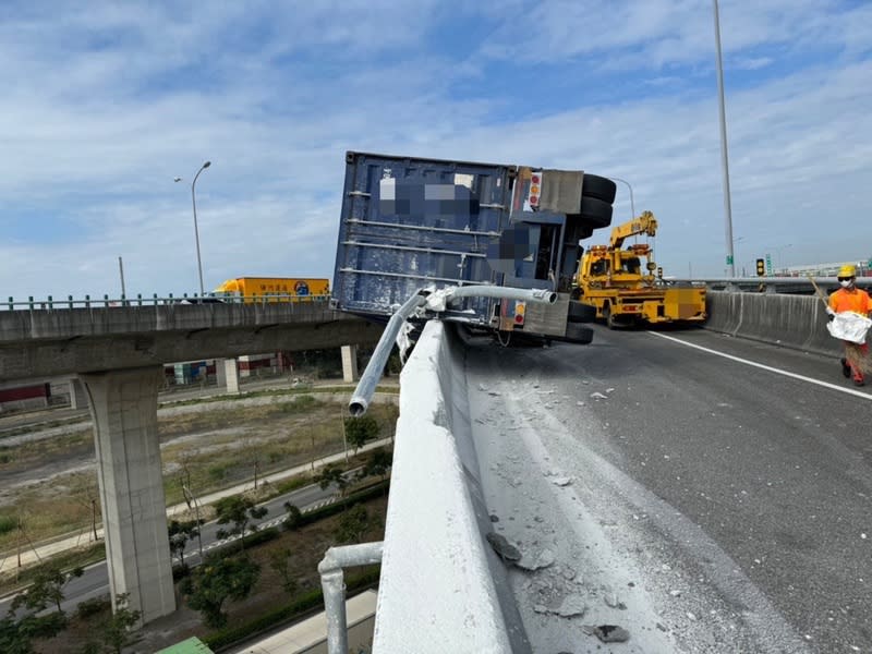 貨櫃車國1匝道翻覆卡護欄 一輛貨櫃車16日上午行經國道1號南向374K+300新生 高架出口匝道時，不明原因撞上護欄，車體卡在護欄 外搖搖欲墜，場面十分驚險。 （國道公路警察局提供） 中央社記者洪學廣傳真  112年11月16日 