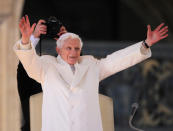 Bei seiner sehr persönlich gehaltenen Ansprache zeigte sich der deutsche Papst beeindruckt von der Stimmung auf dem Petersplatz, auf dem die Menschen Fahnen schwenkten und ihm zujubelten. "Ich bin wirklich bewegt", sagte der 85-Jährige. "Wir danken für das Geschenk des Glaubens.
