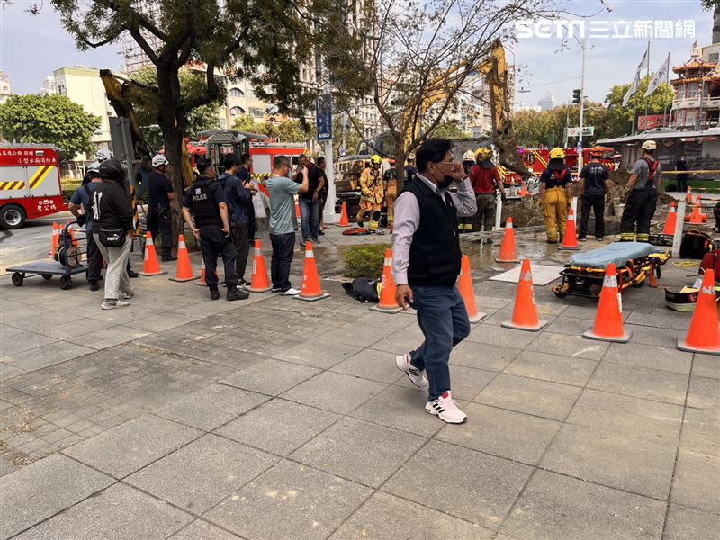 高雄市新興區發生一起工安意外，一名工人遭活埋，現場搶救中。（圖／翻攝畫面）