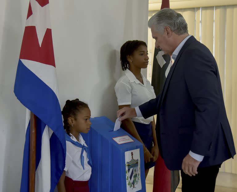 El presidente cubano Miguel Díaz-Canel vota en un centro durante la primera vuelta de las elecciones municipales, el domingo 27 de noviembre de 2022, en La Habana, Cuba.