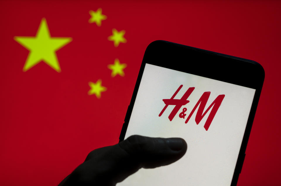 'El boicot en internet de China que arruina las ventas de H&M (Photo Illustration by Budrul Chukrut/SOPA Images/LightRocket via Getty Images)