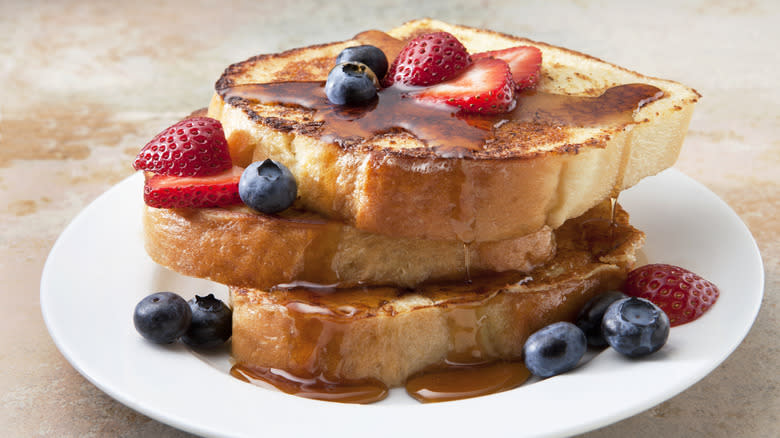 French toast with berries