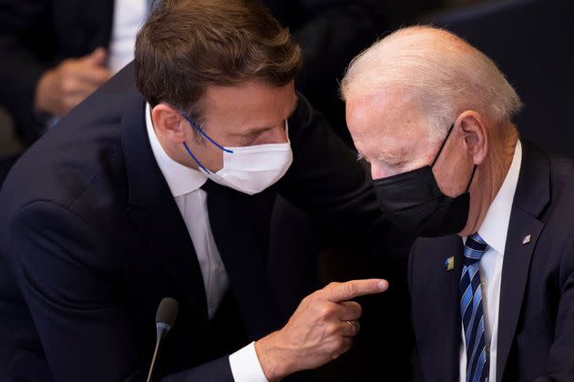 A quoi pourra ressembler l'appel entre Biden et Macron sur l'affaire des sous-marins (Emmanuel Macron et Joe Biden, Photo prise en juin 2021 par Brendan Smialowski, Pool via AP) (Photo: via Associated Press)