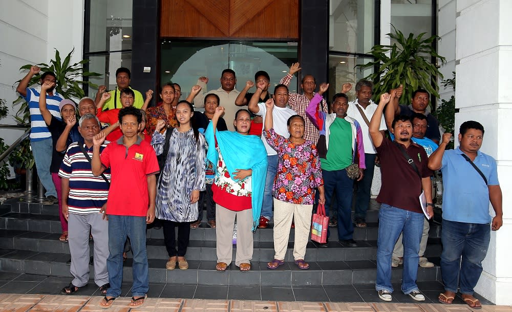 Orang Asli settlers from Ulu Geruntum, Gopeng outside the Ipoh High Court May 24, 2019. — Picture by Farhan Najib