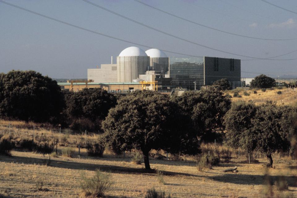 <p>La central nuclear de Almaraz pertenece a Iberdrola (52,7%), Endesa (36%) y Naturgy (11,3%). Cuenta con dos reactores, los primeros que comenzaron su explotación comercial en España. El primero empezó a funcionar en 1983 y tiene una potencia de 1.049,40 megavatios. (Foto: JMN / Cover / Getty Images).</p> 