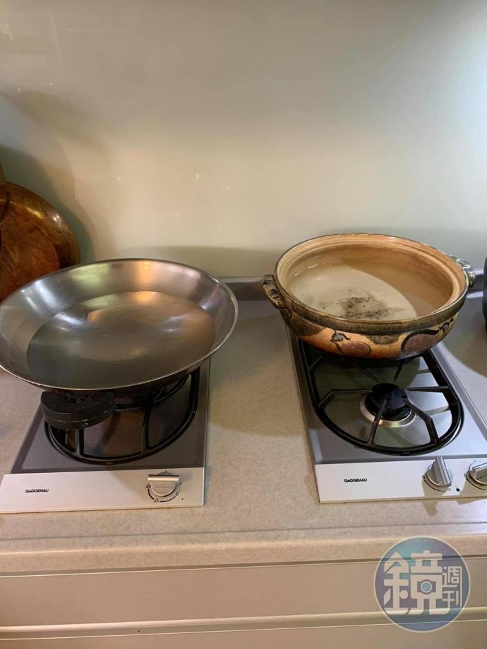 兩鍋同時作業，一邊汆燙，另一邊放入老薑、泡好的干貝與干貝水。