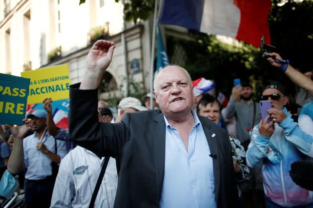 Francois Asselineau lors d'une manifestation anti-pass sanitaire en juillet 2021.  (Photo: Benoit Tessier via Reuters)