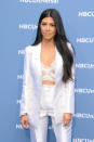 Wir haben Kourtney Kardashian schon mal mit weniger Bekleidung gesehen, als hier 2016 auf einer 'NBCUniversal’-Party. Bei der Wahl zwischen Schwarz und Weiß hatte sie sich für Weiß entschieden und damit einen harten Kontrast zu ihren Ebenholz-Haaren geschaffen. Zwar trug sie immerhin eine Hose und einen Blazer, aber der elegante BH musste für sich stehen.