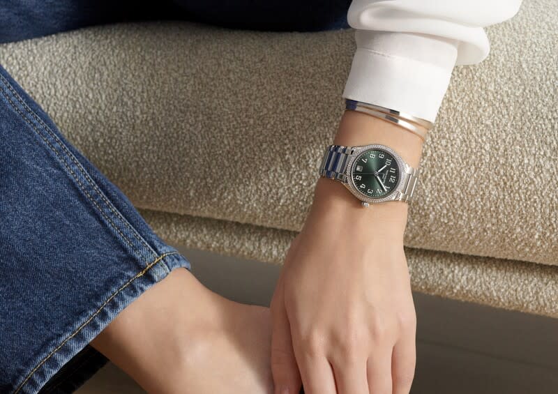 玫瑰金材質方形錶殼巧克力色面盤石英錶、玫瑰金材質圓形錶殼自動錶、精鋼材質圓形錶殼綠色面盤自動錶