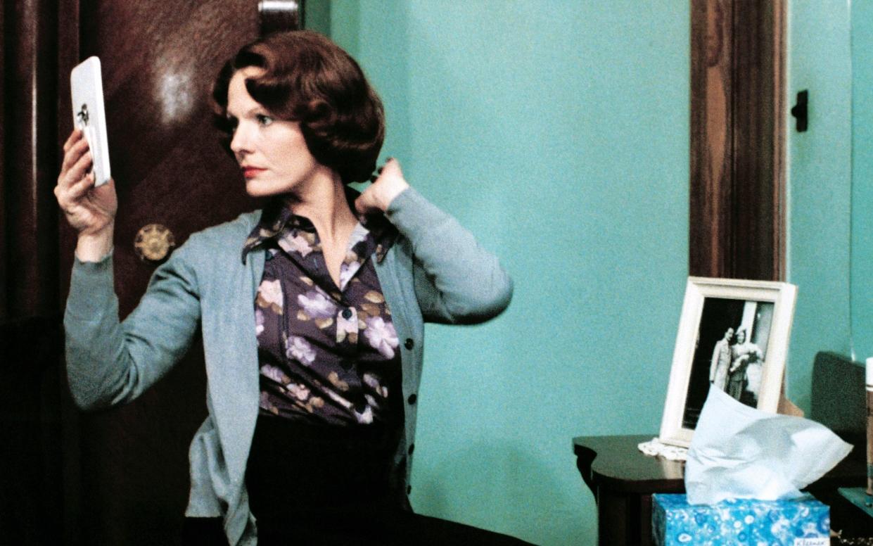 Delphine Seyrig in Jeanne Dielman, 23, quai du Commerce, 1080 Bruxelles - Alamy