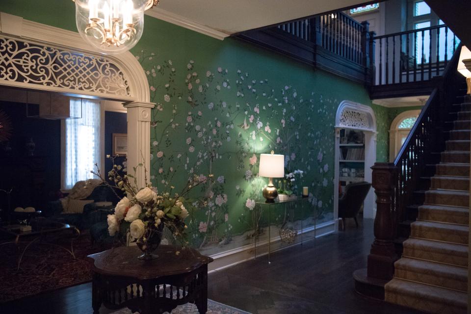 The de Gourney wallpaper used in the entrance.