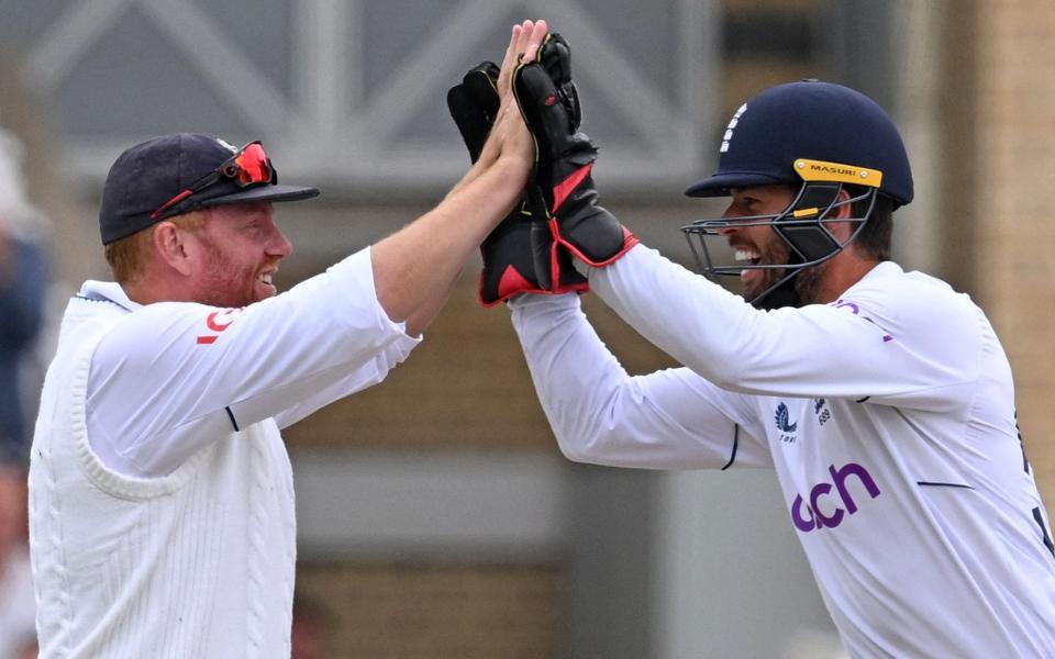 England&#39;s Jonny Bairstow (L) celebrates with England&#39;s Ben Foakes after catching the ball to take the wicket of New Zealand&#39;s Devon Conway - A history of cricket&#39;s oldest culture war: Best wicketkeeper or better batsman? - Getty Images/Paul Ellis