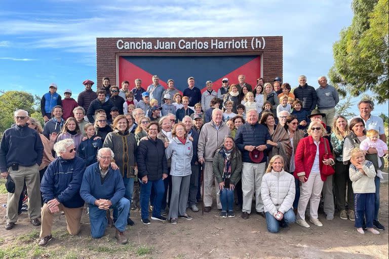 Hace unos pocos años se impuso el nombre de Juancarlitos a la cancha 1 de Coronel Suárez Polo Club; justo homenaje en vida, celebrado por una multitud.