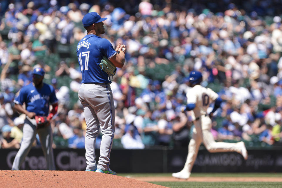 Toronto Blue Jays starting pitcher José Berríos (17) looks on as Seattle Mariners' Victor Robles, right, runs the bases after hitting a solo home run during the third inning of a baseball game, Sunday, July 7, 2024, in Seattle. (AP Photo/Jason Redmond)
