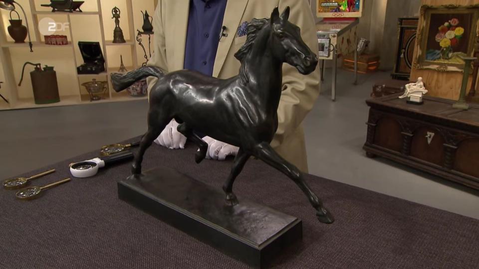 Das Bronze-Pferd von Albert Hinrich Hussmann aus der Zeit zwischen 1900 und 1930 hatte einen geschätzten Wert von 1.200 bis 1.500 Euro. (Bild: ZDF)
