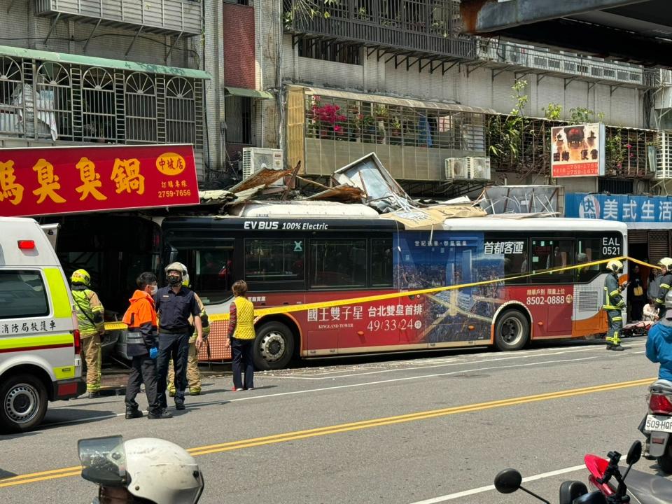 中坡南路一家三媽臭臭鍋，中午12時11分被首都客運公車撞入，釀2傷。取自記者爆料網