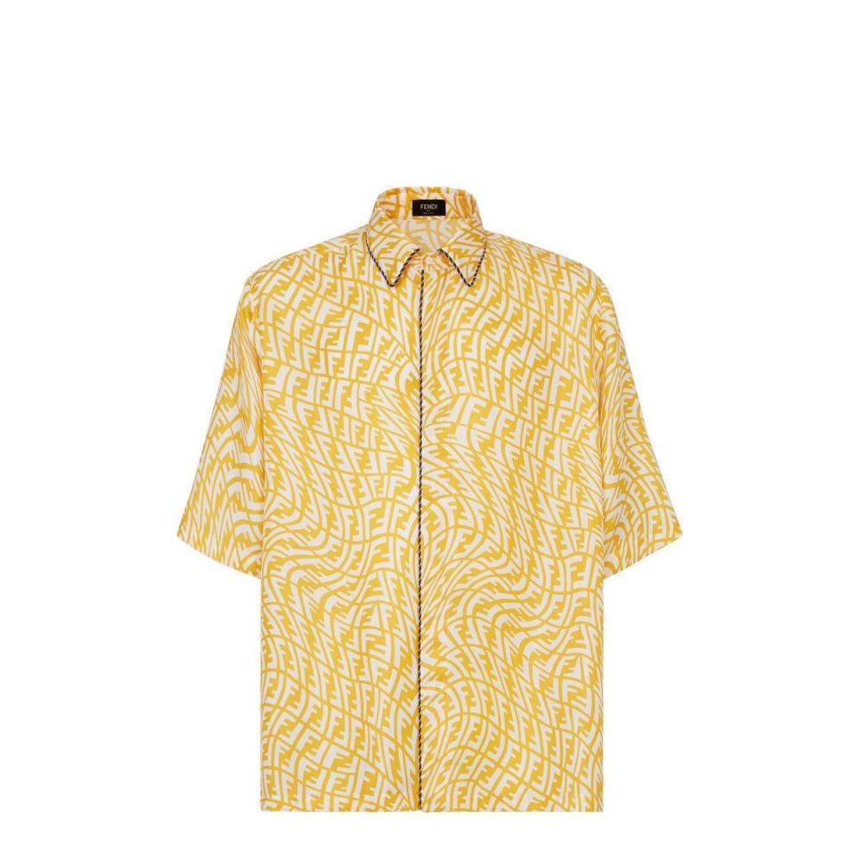 FENDI Summer Vertigo聯名系列亮黃絲質襯衫。NT$39,000。（FENDI提供）