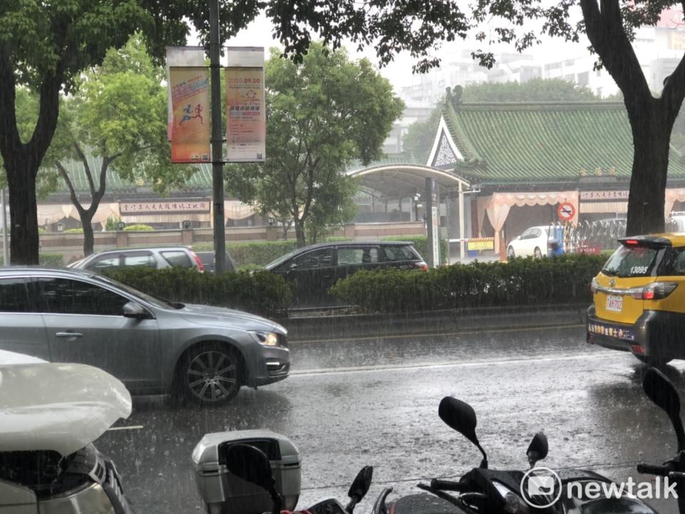 受到鋒面、東北風的影響，東北部地區易出現局部降雨且越晚雨勢越大。   圖：楊瑾錚/攝