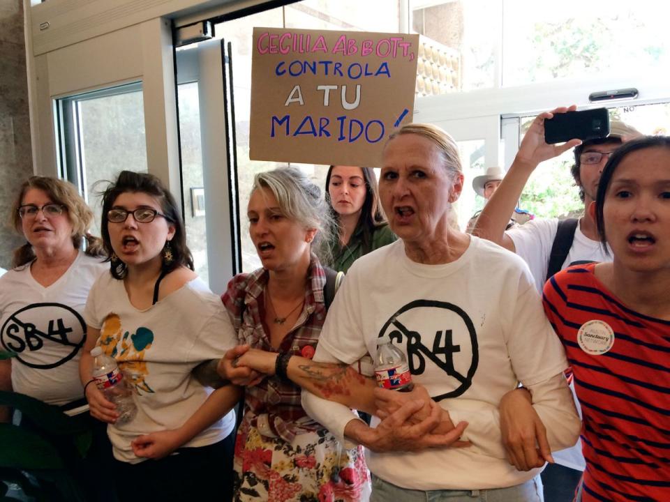 <p>Im US-Bundesstaat Texas protestieren Bürger gegen eine restriktive Einwanderungspolitik. Sie fordern von Gouverneur Greg Abbott, einem entsprechenden Gesetzesvorhaben nicht zuzustimmen. (Bild: AP Photo/Meredith Hoffman) </p>