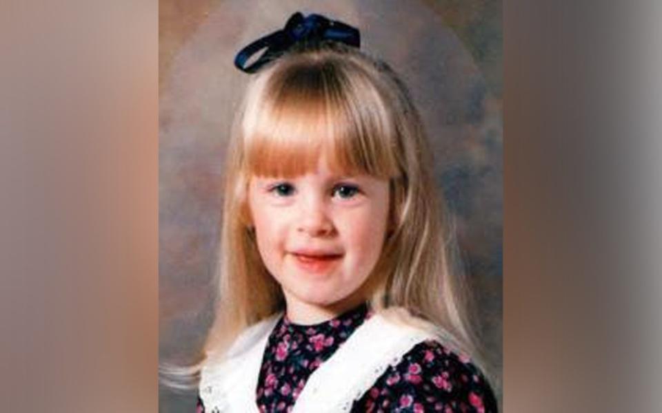 Una joven de aspecto angelical, una foto de Letby cuando era niña se colocó en el periódico local por su 21 cumpleaños.