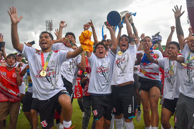 Independiente Petrolero festeja haber ganado el campeonato boliviano