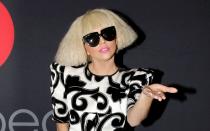 Der Golem-Haarschnitt ... gewöhnungsbedürftig. Aber in Kombination mit dieser Sonnenbrille und dem kontrastreichen Kleid wird ein Wahnsinns-Outfit daraus. Lady Gaga eben. Mit ihren extravaganten Looks wurde die Sängerin zu einer der bedeutendsten Pop-Stilikonen der Gegenwart. Welche Musikerinnen (und Musiker) noch in diese Reihe gehören, zeigt die Galerie. (Bild: Florian Seefried/Getty Images)