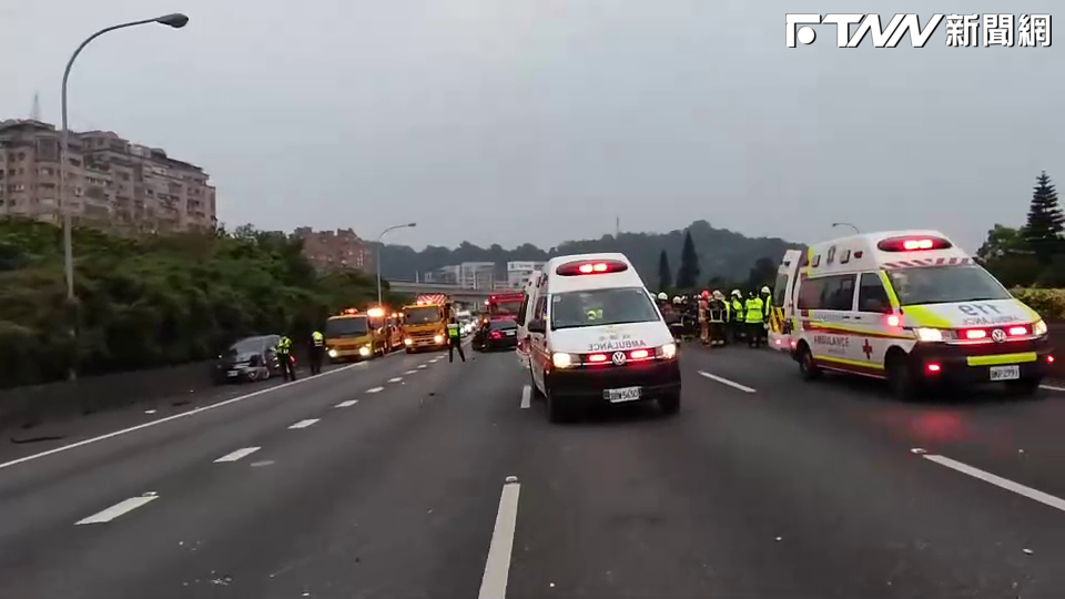 車禍現場共9輛車撞成一團，全線4車道一度全部受阻。（圖／翻攝畫面）