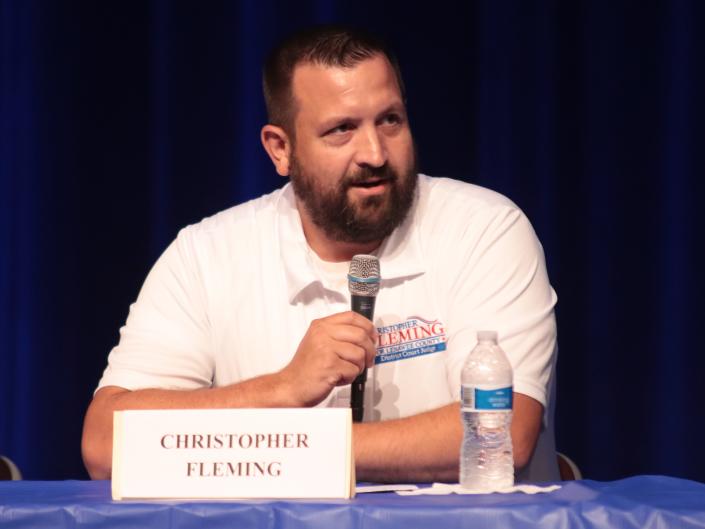 Christopher Fleming, candidat au poste de juge de district du comté de Lenawee, répond à une question lors d'un forum jeudi à l'école secondaire Adrian.