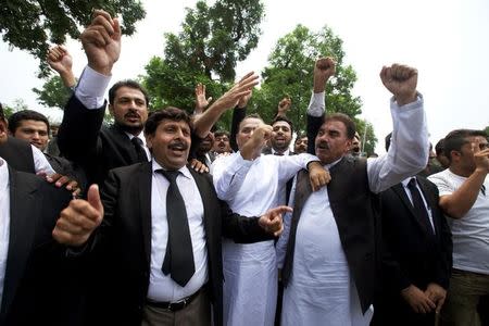 Lawyers chant slogans against Prime Minister Nawaz Sharif during Panama leaks hearing outside Supreme Court in Islamabad, Pakistan July 17, 2017. REUTERS/Faisal Mahmood