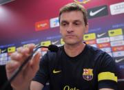 El entrenador del FC Barcelona, Tito Vilanova, coloca un micrófono durante la rueda de prensa posterior al entrenamiento de este sábado 18 de agosto en la ciudad deportiva Joan Gamper, en Sant Joan Despí, cerca de Barcelona. (AFP | Josep Lago)