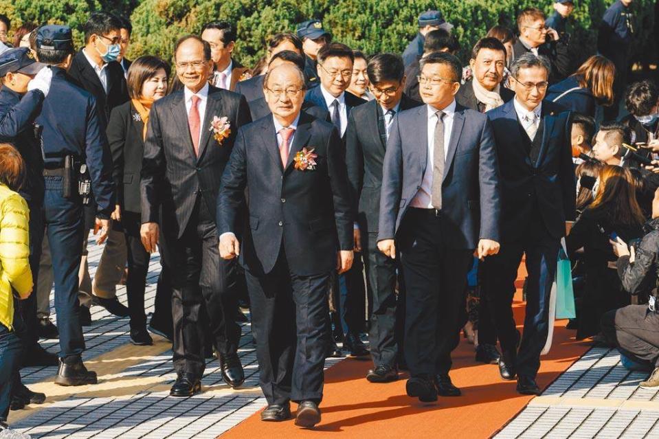 圖為立法院民進黨黨團總召柯建銘（前中）率新科立委報到。（中時資料照）