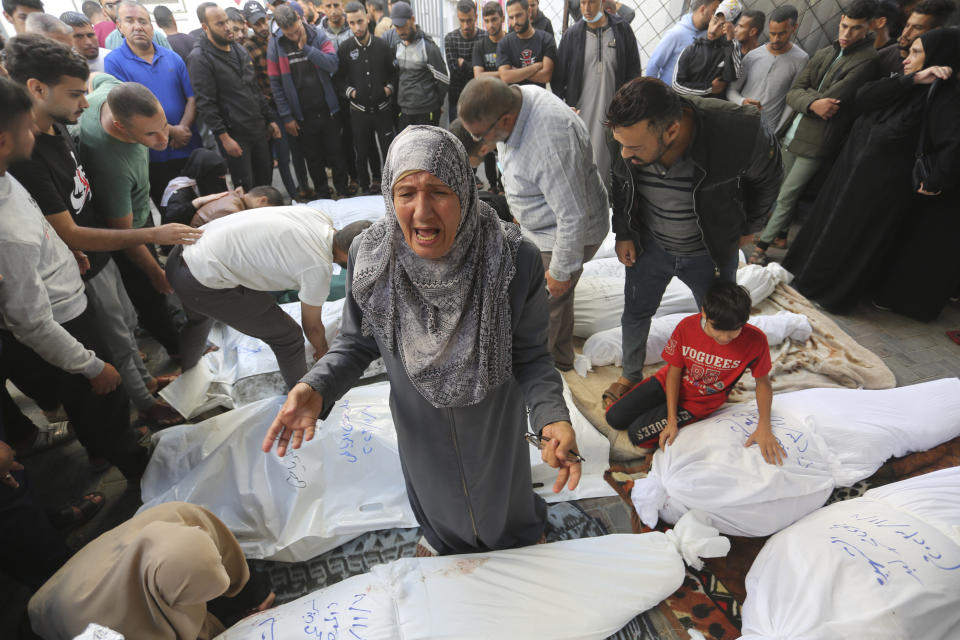 Palestinos lloran la muerte de familiares en un bombardeo israelí sobre la Franja de Gaza, en Rafah, el 7 de noviembre de 2023. (AP Foto/Hatem Ali)