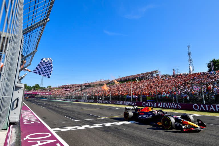 Max Verstappen (Red Bull Racing) cruza la meta en el circuito de Hungaroring; el piloto neerlandés aventajó por 33 segundos al primer escolta, Lando Norris (McLaren)