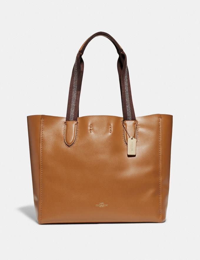 Bolso Derby Tote marrón (Imagen a través de Coach)