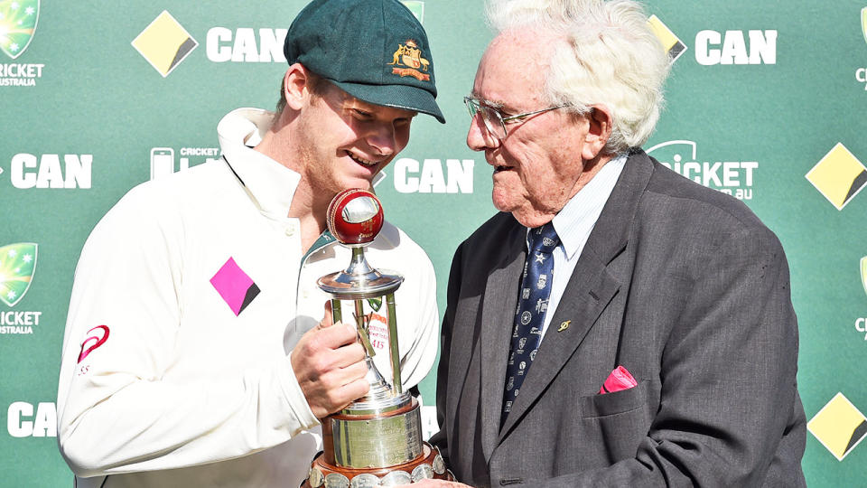 Alan Davidson, pictured here presenting Steve Smith with the Frank Worrell trophy in 2016.