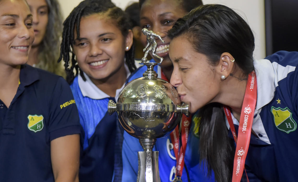 Yoreli Rincón, capitana del Atlético Huila, besa la Copa Libertadores femenina que conquistó su club en diciembre de 2018. | Foto: Getty