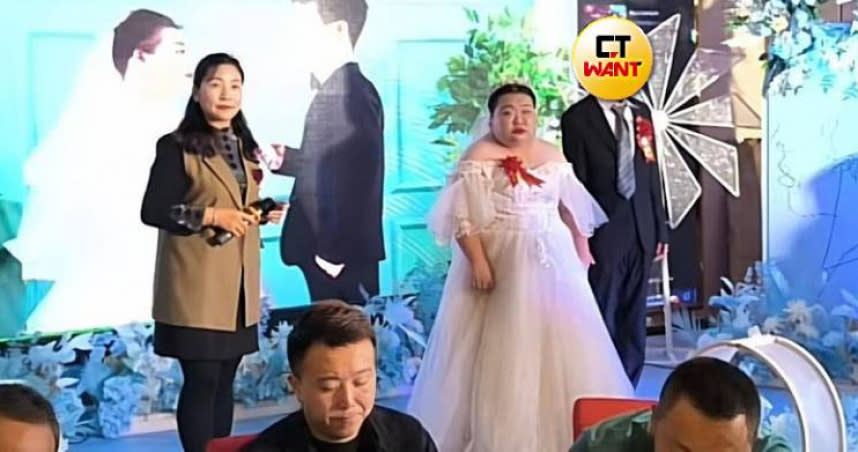 中國一對新人結婚，新郎的表情成亮點。（圖／翻攝自搜狐網）