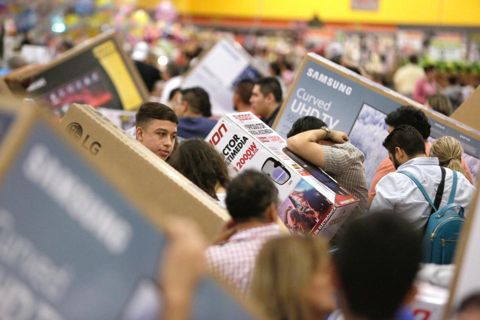 Compradores en una tienda de Walmart durante la celebración de 'El Buen Fin', el 17 de noviembre de 2017. REUTERS/Daniel Becerril