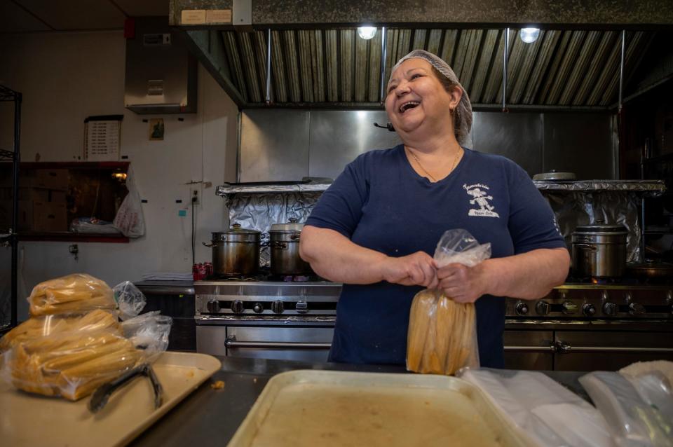 Susana "Suzy" Villarreal-Garza, dueña de Tamalería Nuevo León, se ríe mientras ata una bolsa llena de tamales dentro de su negocio en el suroeste de Detroit el jueves 2 de marzo de 2023.