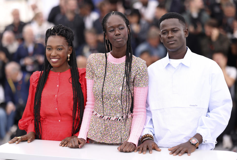 Khady Mane, de izquierda a derecha, la directora Ramata-Toulaye Sy y Mamadou Diallo posan en la sesión de la película 'Banel e Adama' en la 76a edición del festival internacional de cine de Cannes, en el sur de Francia, el domingo 21 de mayo de 2023. (Foto Vianney Le Caer/Invision/AP)