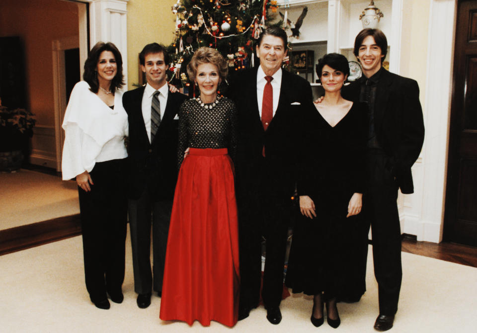 Patti Davis, left, and family celebrate a Christmas during Ronald Reagan's presidency. (Photo: Bettmann via Getty Images)